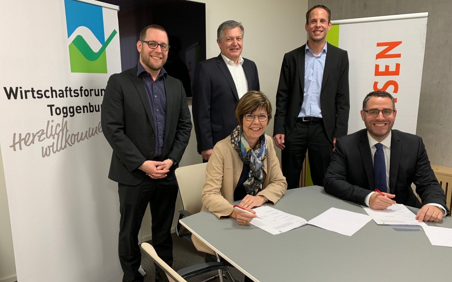 Vertragsunterzeichnung Sponsoring Wirtschaftsforum und Toggenburger Raiffeisenbanken