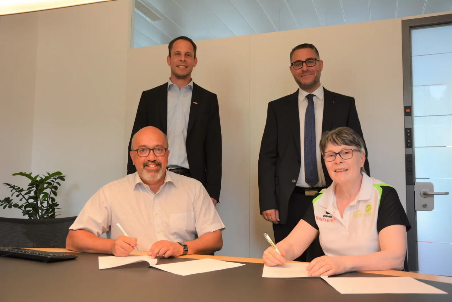 Maja Hedinger, Co-Präsidentin von Volley Toggenburg, hat diese Woche die Vertragsverlängerung mit den Vertretern der Toggenburger Raiffeisenbanken besiegelt.