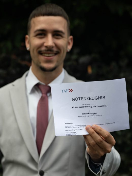 Robin Bissegger mit seinem Notenzeugnis