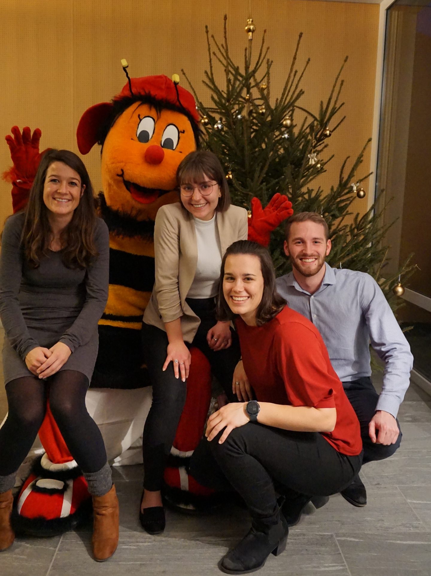 Gruppenfoto mit Geschäftsstellenleiterin Mirjam Tobler, Sumsi und den Mitarbeitenden Sina Fischbacher, Laura Wyss und Nicolas Stäger.