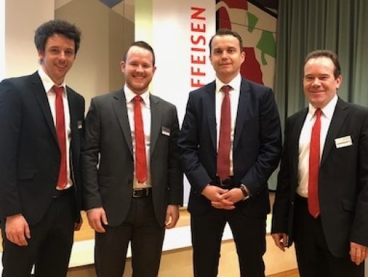 Manuel Rüegg, Adrian Brügger und Patrick Hartmann mit Referent Roland Kläger (2.v.r.)