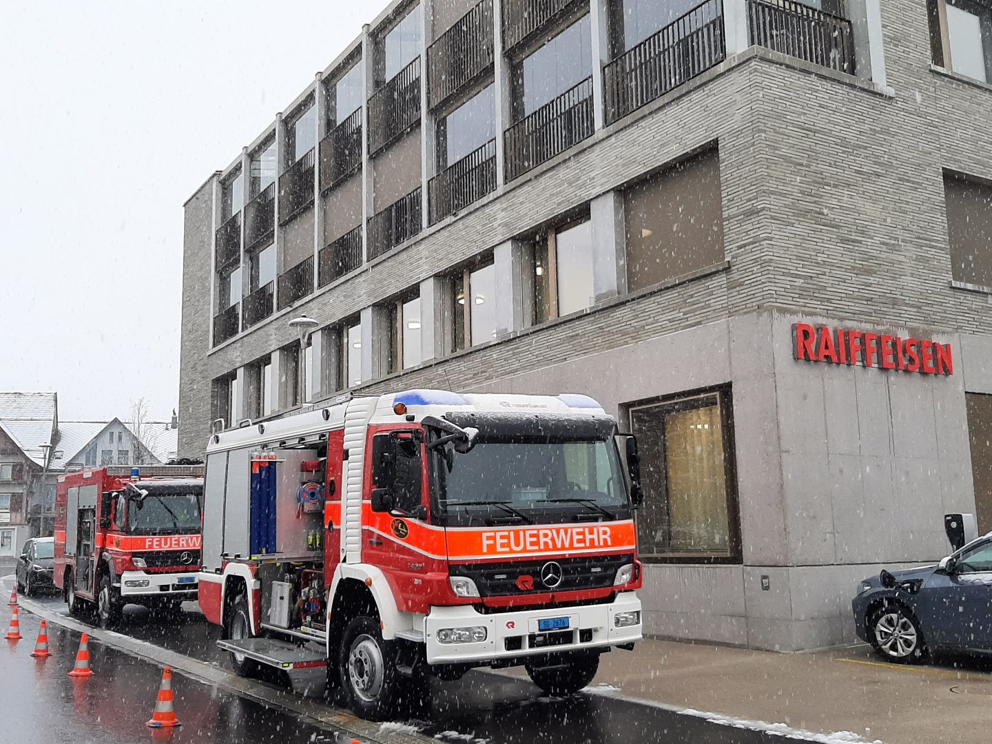 Tanklöschfahrzeug vor Bank