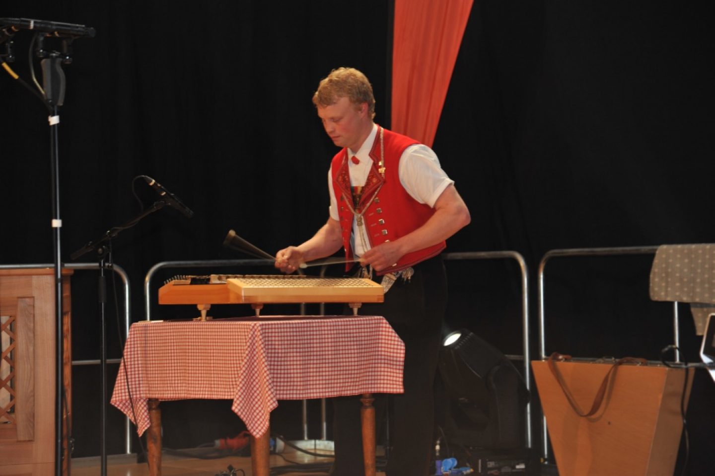 Simon Wenk am Hackbrett