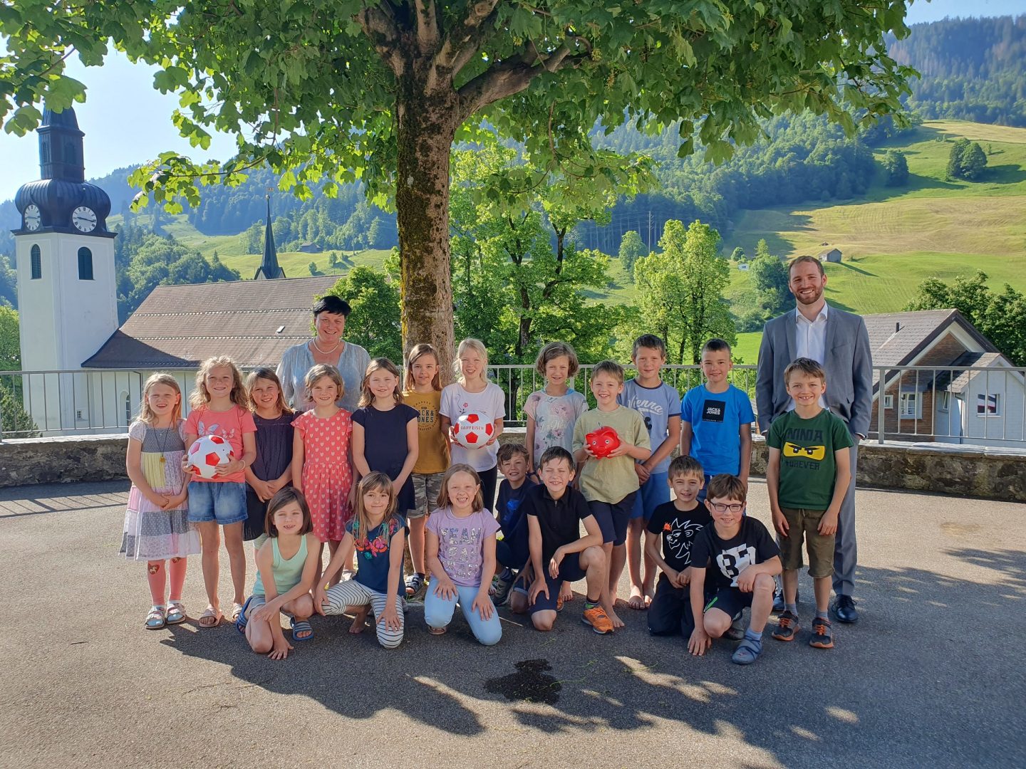 Preisübergabe bei strahlendem Sonnenschein