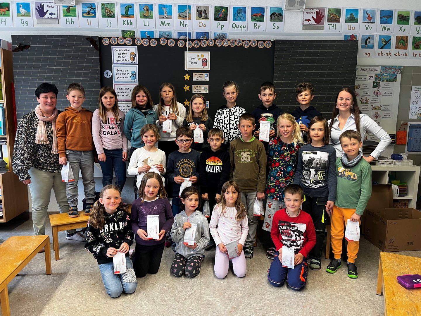 Die Kinder der 2. Klasse Alt St. Johann mit Lehrperson Sabina Hässig und Kundenberaterin Vanessa Hardegger (r.)