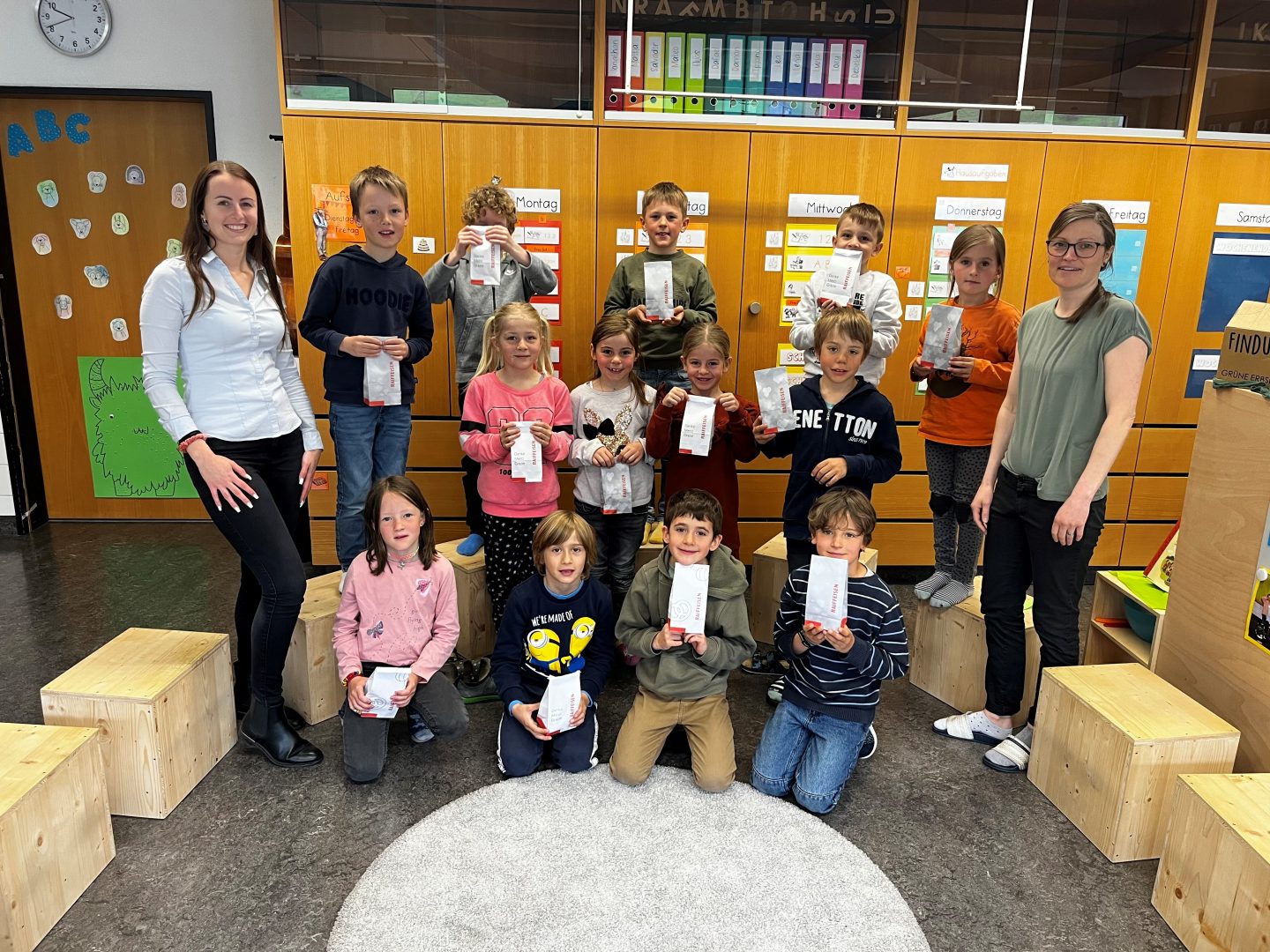 Die Kinder der 1. Klasse Alt St. Johann mit Lehrperson Madeleine Näf-Götte und Kundenberaterin Vanessa Hardegger (l.)