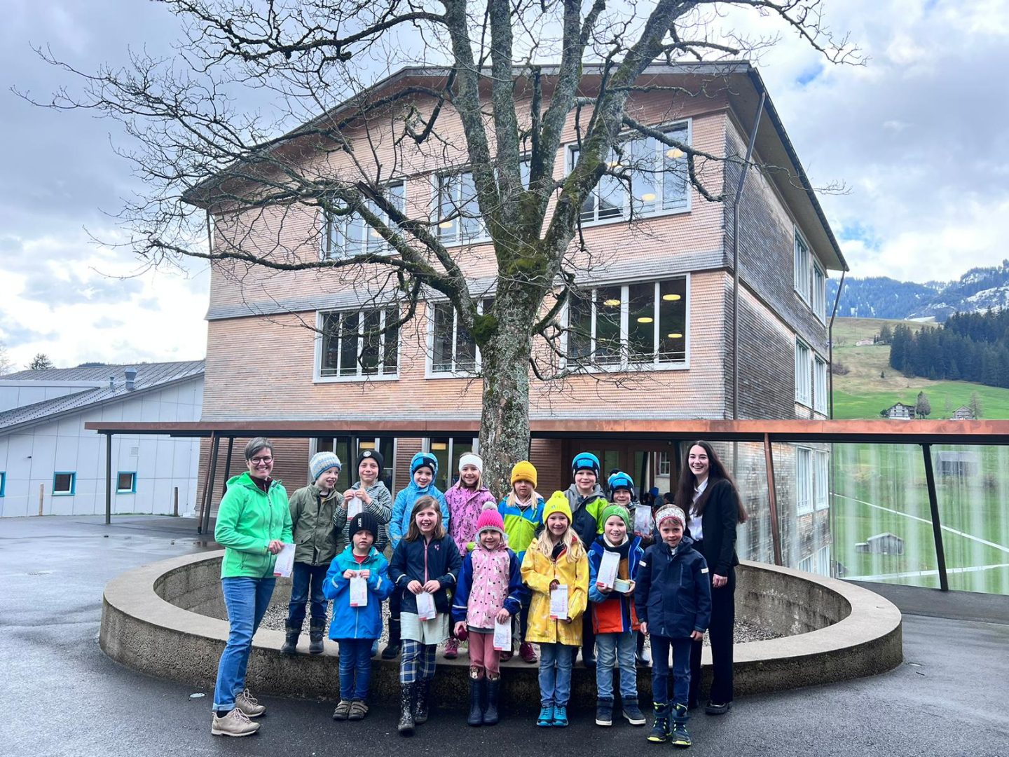Die Kinder der 1. Klasse Wildhaus mit Lehrperson Vera Soller und Kundenberaterin Julia Egli (r.)