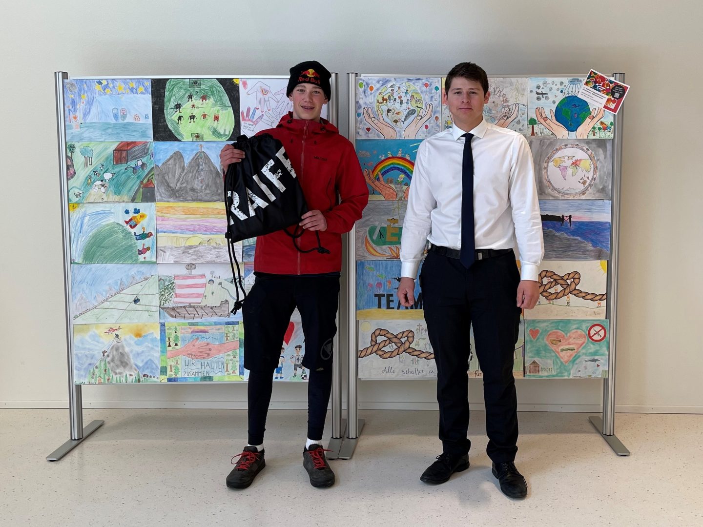 Terry Abderhalden, Lernender 2. Lehrjahr, übergibt den Preis an Max Fischbacher