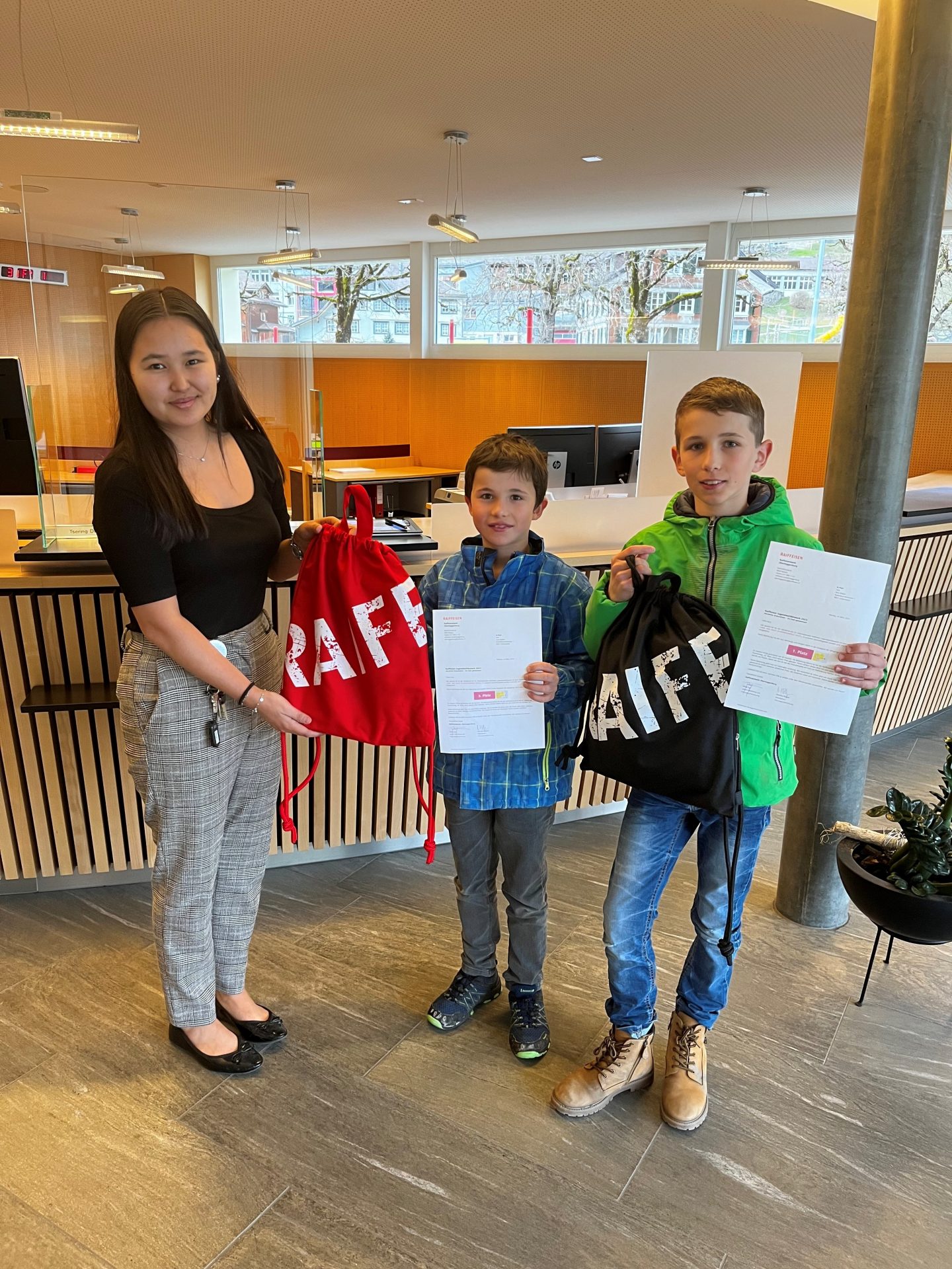 Luca und Nico Bräker erhalten ihre Preise von Tsering Dorje, Lernende 1. Lehrjahr