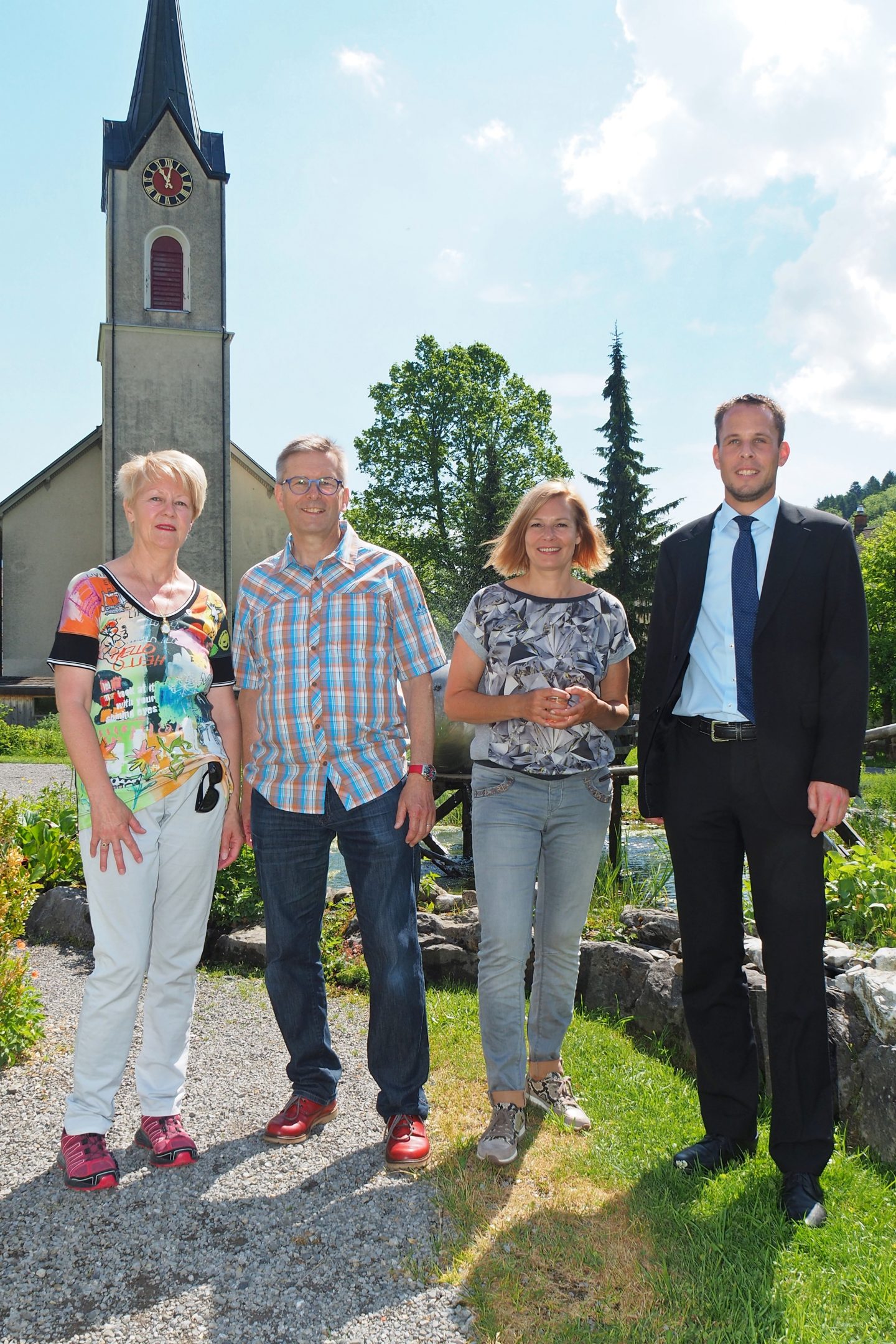 bei der Einweihung v.l: Alice Schwendener (Stiftungsrätin Gemeinnützige Stiftung Raiffeisenbank Obertoggenburg), Alois Ebneter (Initiator Kneipp-Themenwege), Isabelle Dubois (Verwaltungsrätin Raiffeisenbank Obertoggenburg und Stiftungspräsidentin der Gemeinnützigen Stiftung der Raiffeisenbank Obertoggenburg) mit Bankleitungsmitglied Thomas Bleiker
