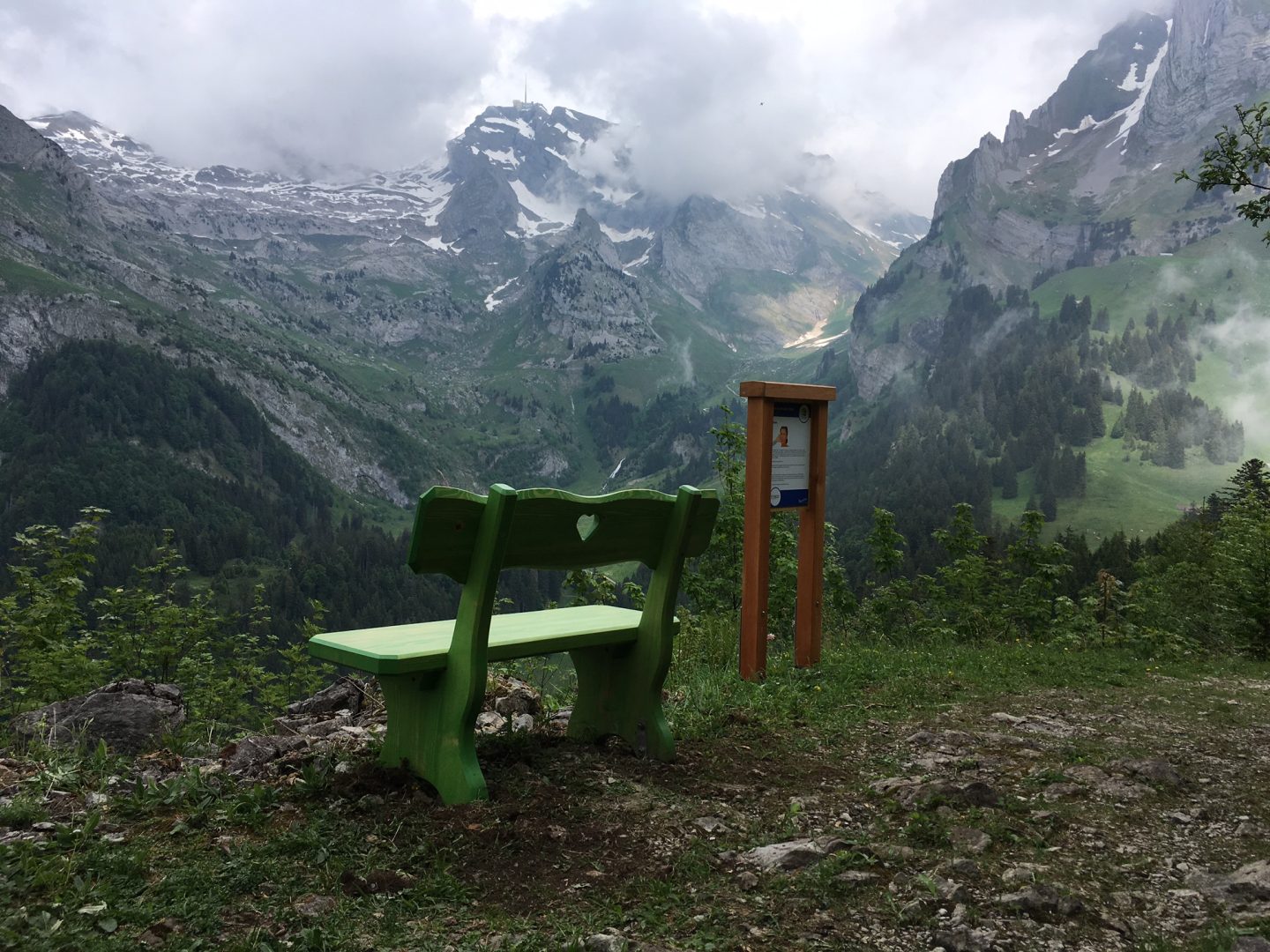 Sitzbank mit Blick auf das schöne Bergpanorama (Säntis)