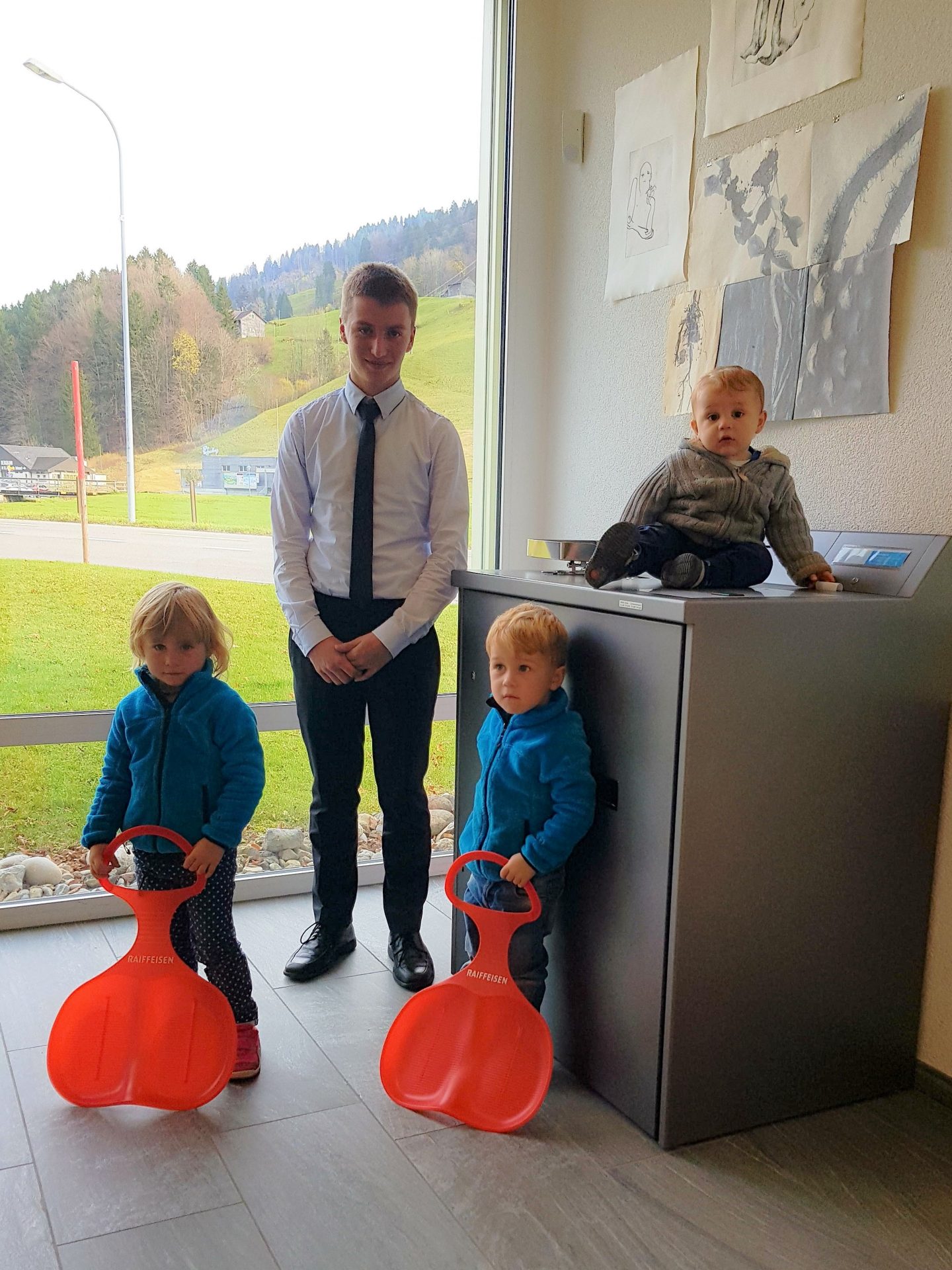 Stefan Kuratli (Lernender der Raiffeisenbank Obertoggenburg) mit Julia, Joel und Livio
