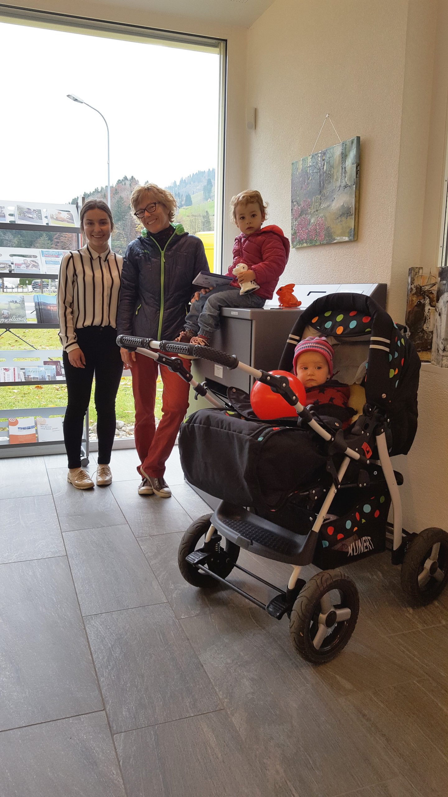 Sina Fischbacher (Lernende Raiffeisenbank Obertoggenburg) und Anna Schlumpf mit ihren Enkelinnen