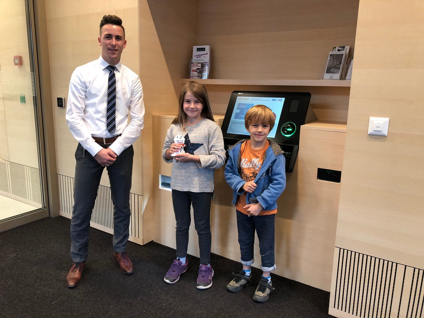 Robin Bissegger (Kundenbetreuer Raiffeisenbank Obertoggenburg) mit Lara und Gian
