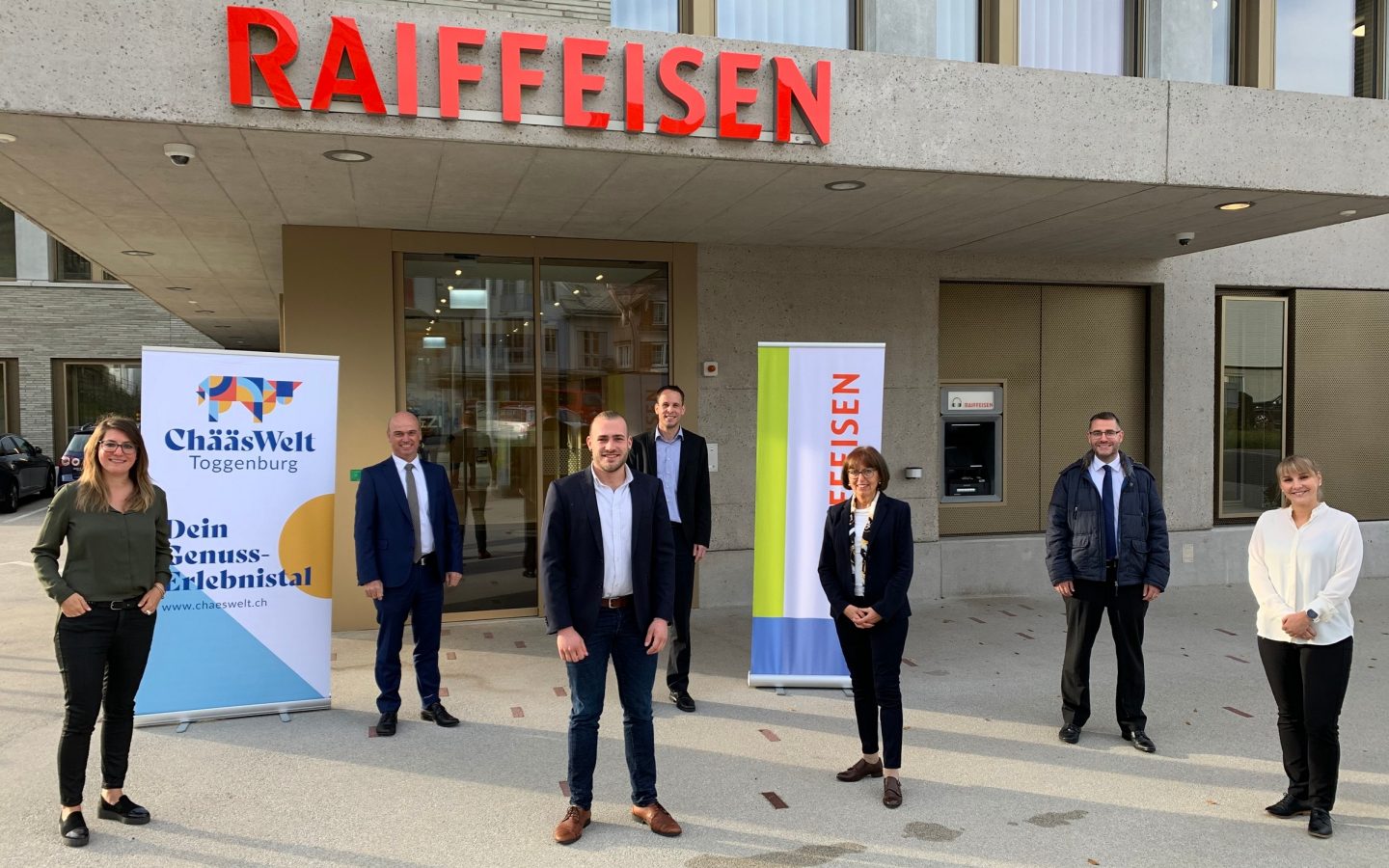 Vertreter der Toggenburger Raiffeisenbanken und ChääsWelt Toggenburg bei der Vertragsunterzeichnung