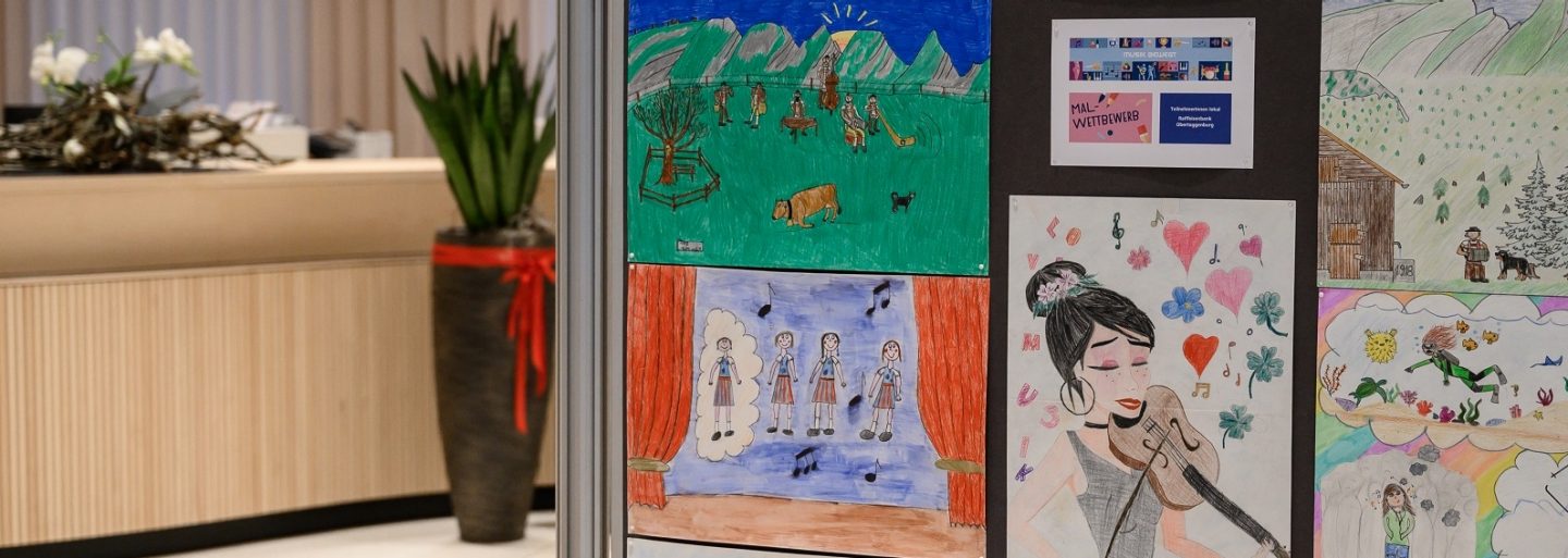 Bilder in der Schalterhalle Nesslau