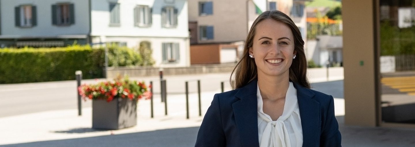 Vanessa Hardegger vor dem Hauptsitz in Nesslau