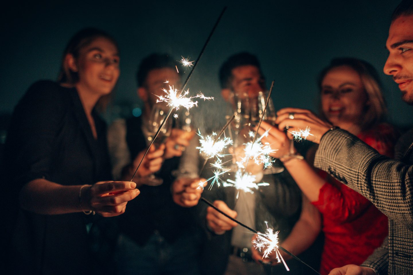 Freunde-feiern-Weihnachten