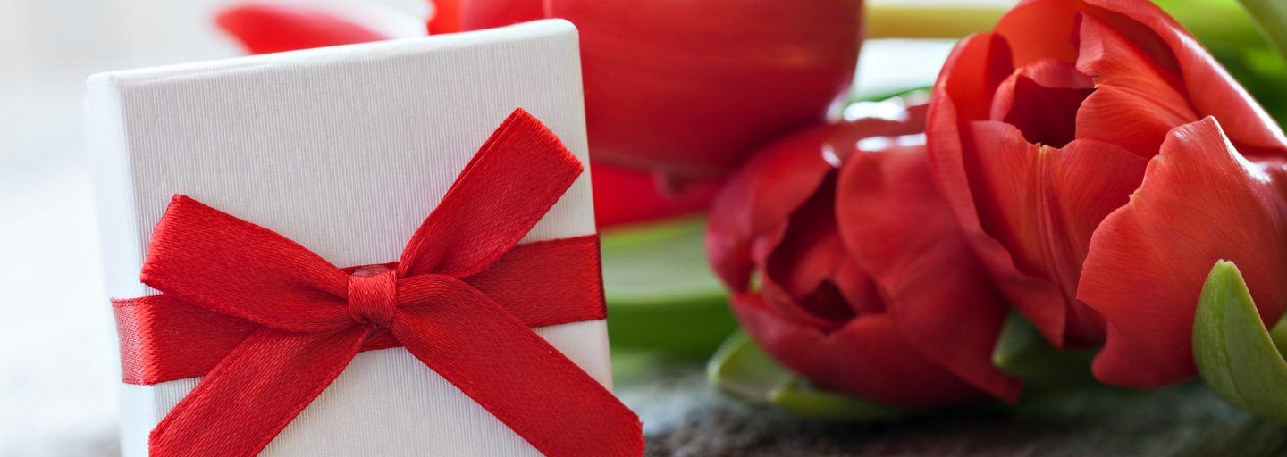 Bild mit Geschenk und Blumen