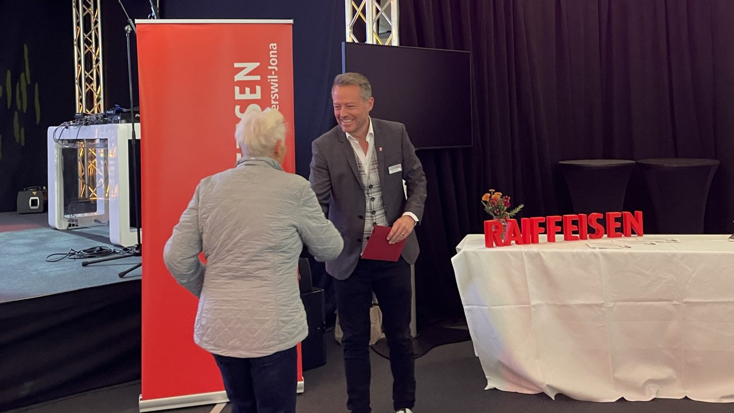 Raiffeisen Jass-Turnier Geschenkübergabe