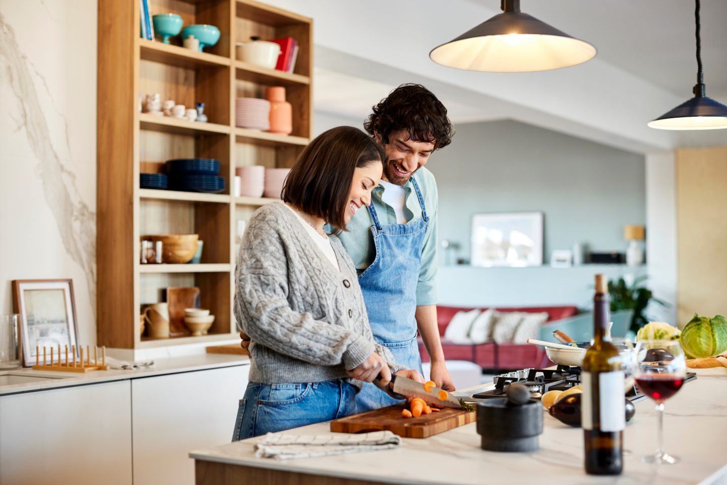 Aktion Fifty-Fifty Hypothek: Frau und Mann kochen zusammen 