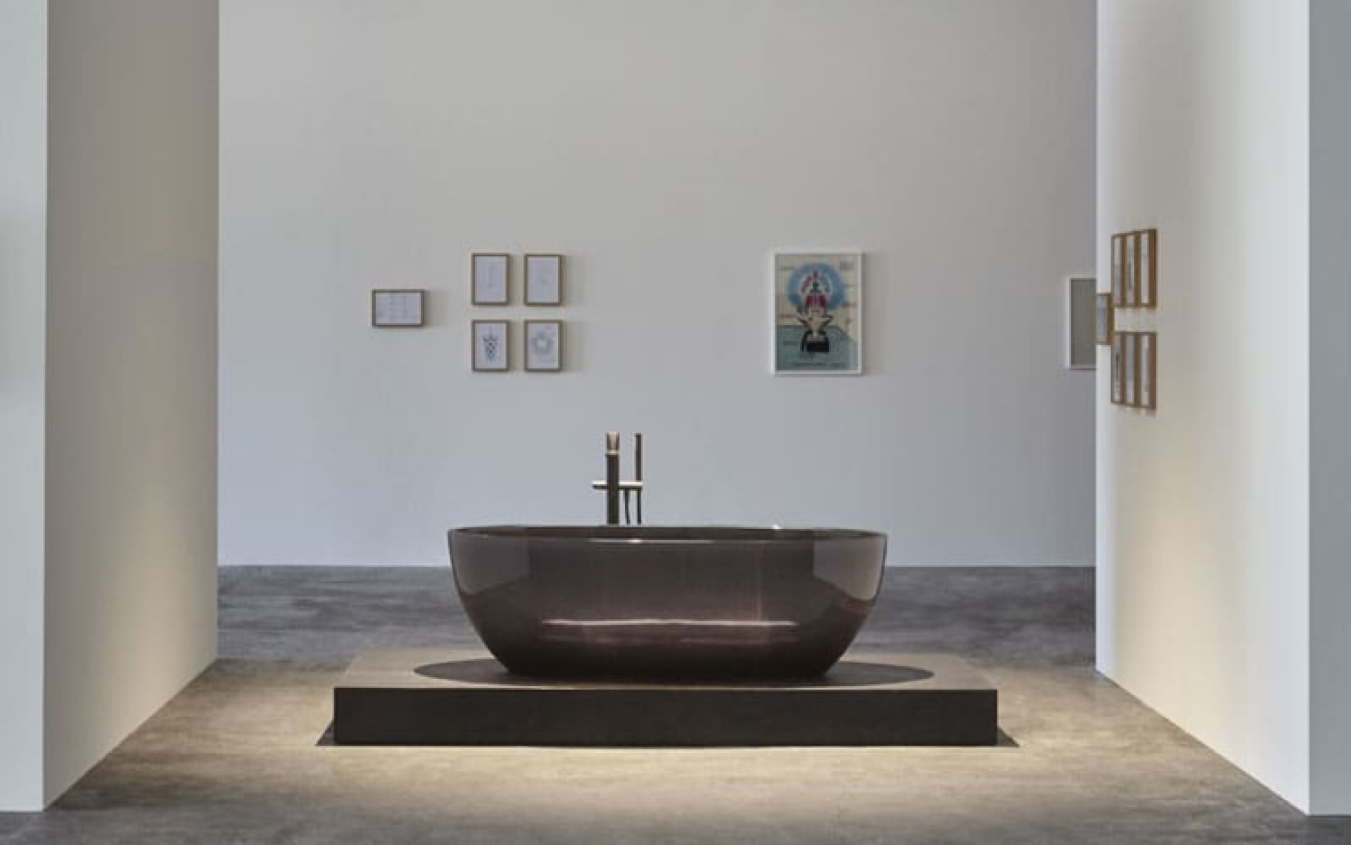 Come i lavabi «Albume» di antoniolupi, anche la vasca «Reflex» è disponibile in molti colori brillanti e tenui. Il materiale semitrasparente «Cristalmood» rende particolarmente affascinante il gioco cromatico.