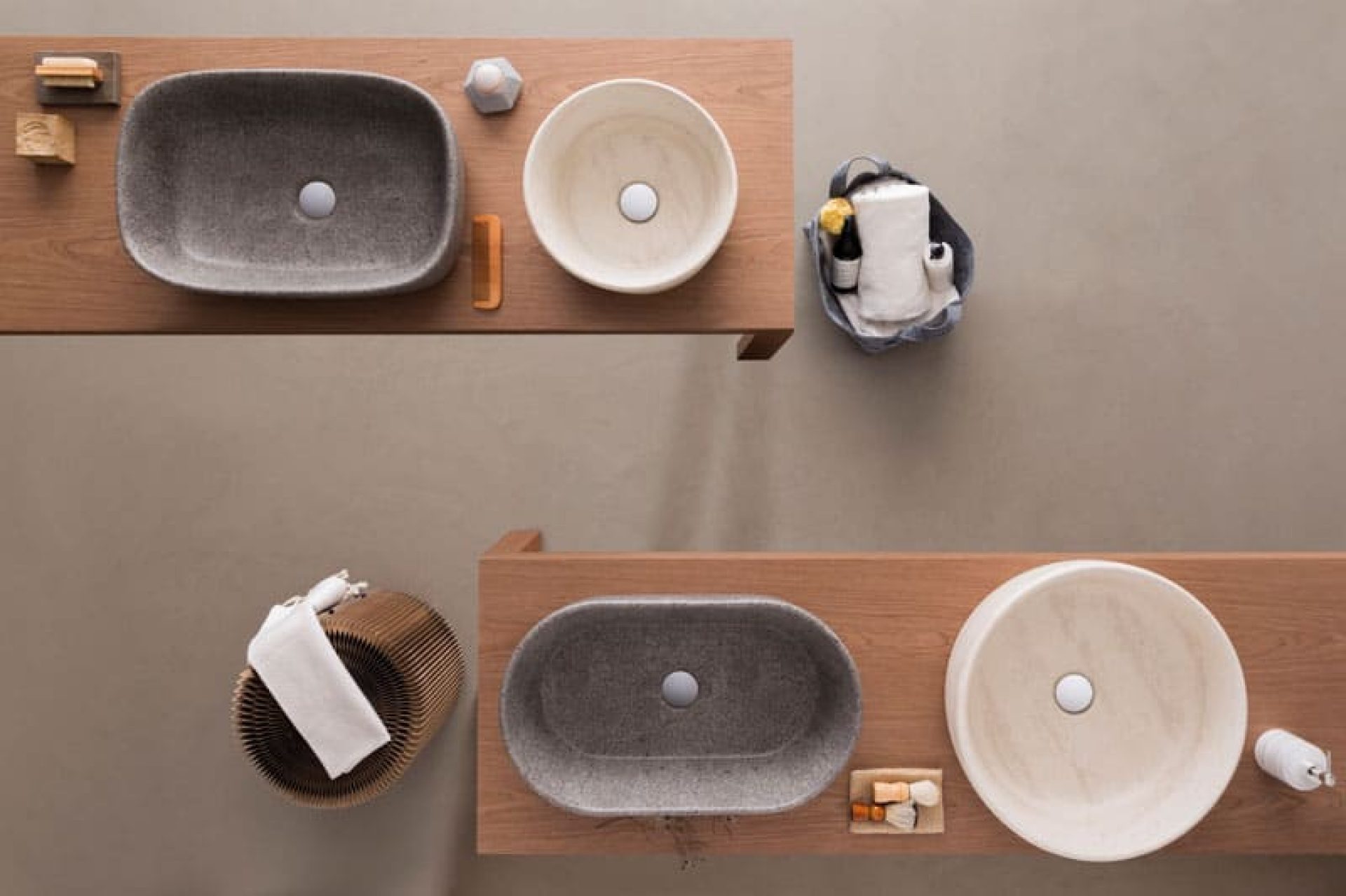 I colori naturali trovano spazio nel bagno con legno e pietra naturale/elementi a effetto pietra, qui da Ceramica Globo.