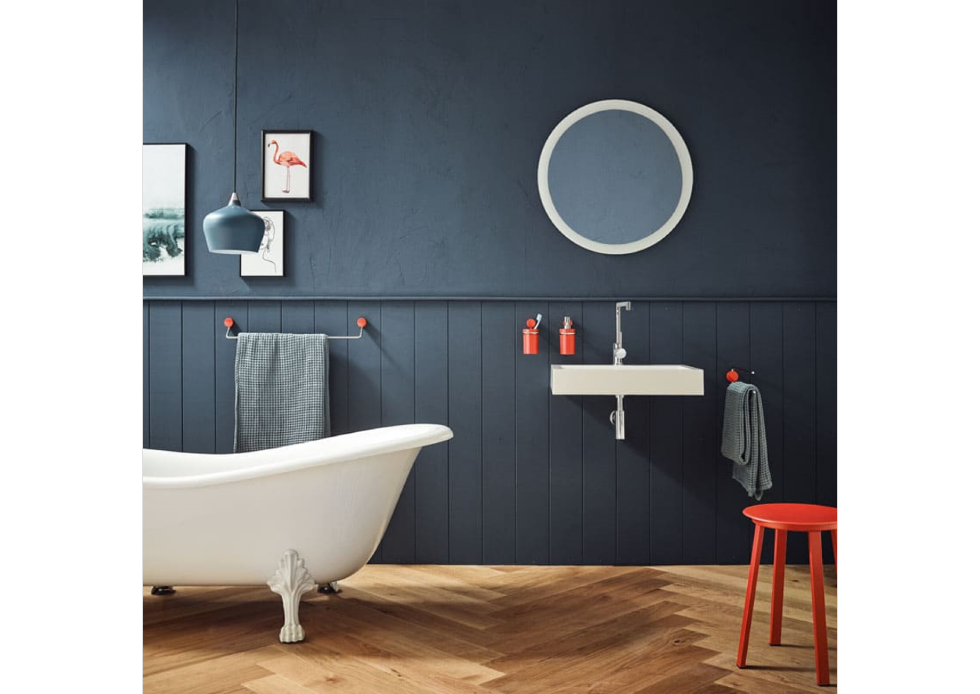 Questi accessori della serie «System 815» di Hewi aggiungono accenti di colore al bagno.