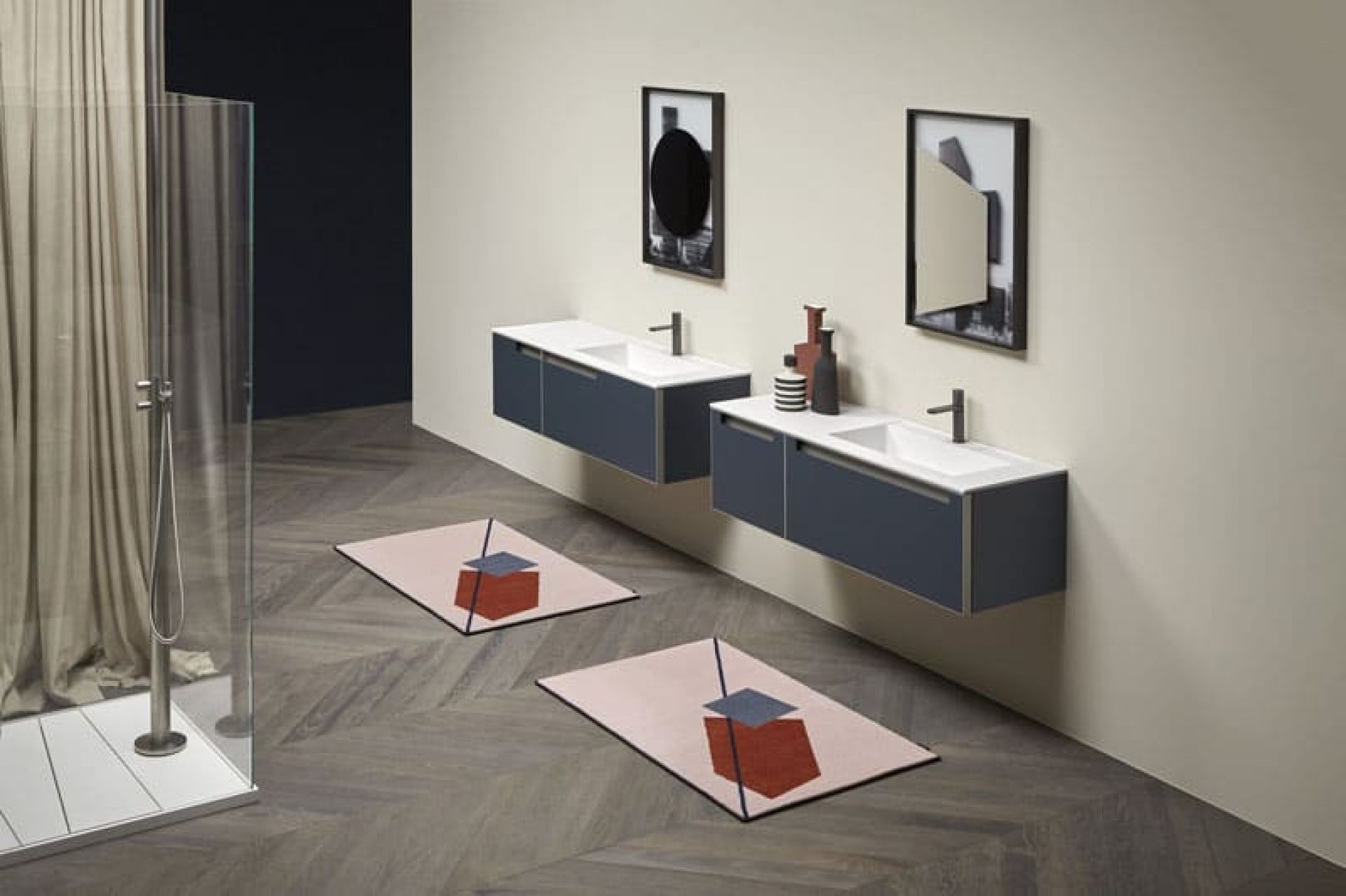 Chi volesse provare a usare più colori in bagno, potrebbe farlo con elementi facilmente reversibili come i tessuti. Questi tappeti sono di antoniolupi.