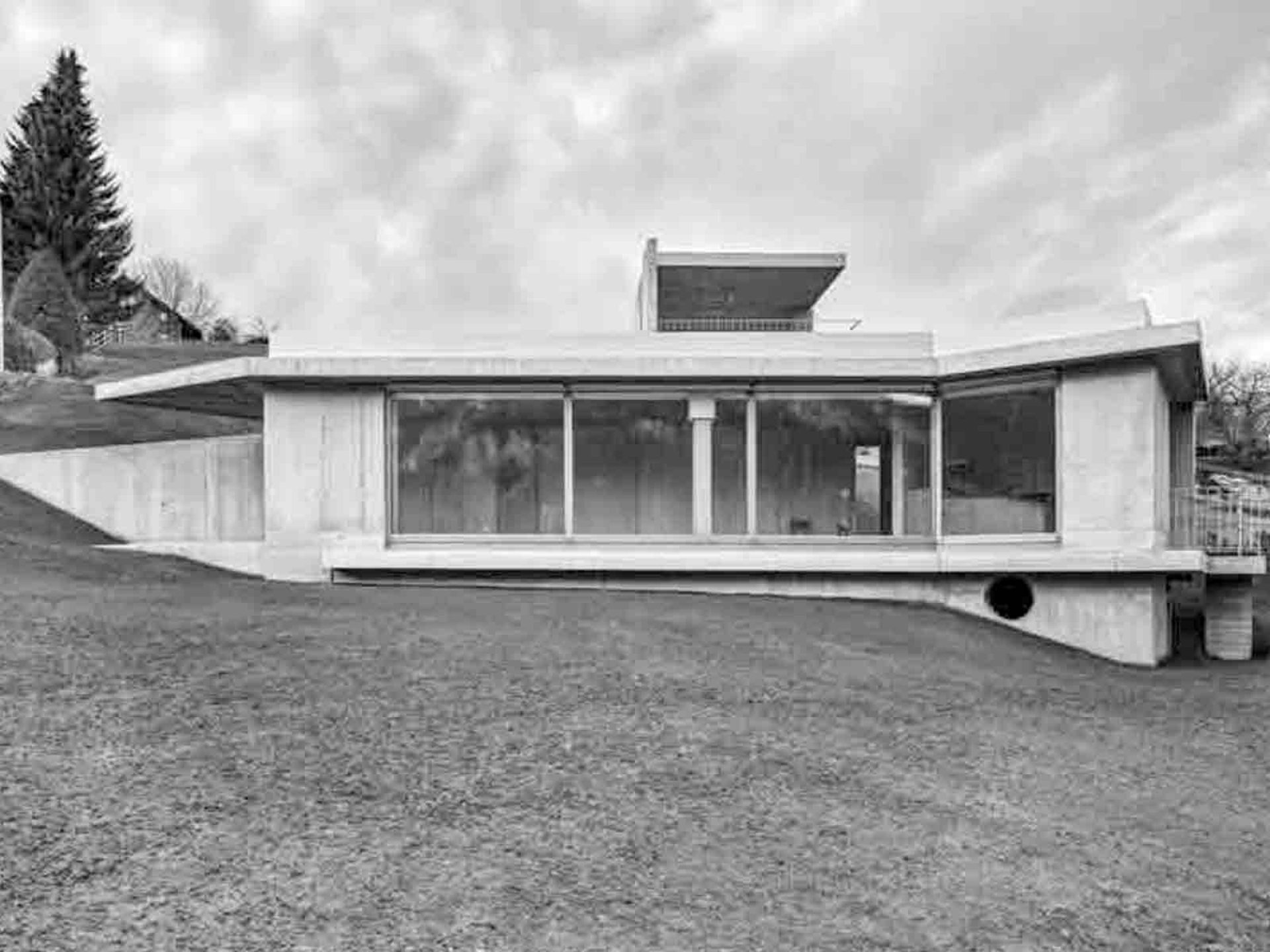 La casa per una persona è naturalmente addossata al fianco della montagna.