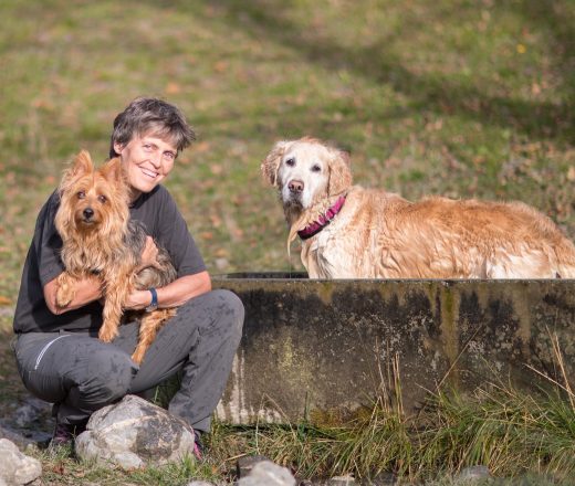 Nicole Fröhlich mit zwei Hunden