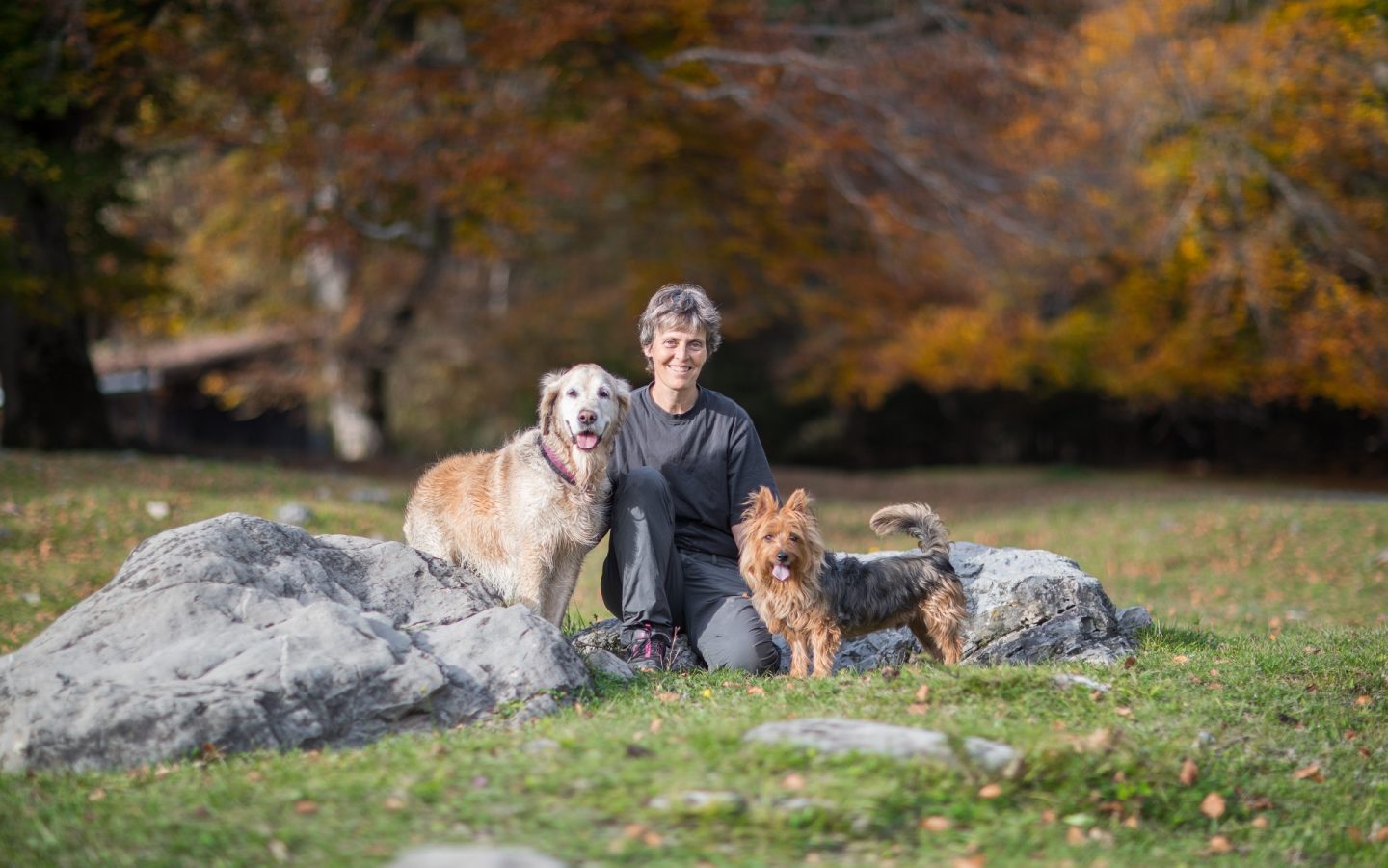 Nicole Fröhlich mit zwei Hunden in der Natur