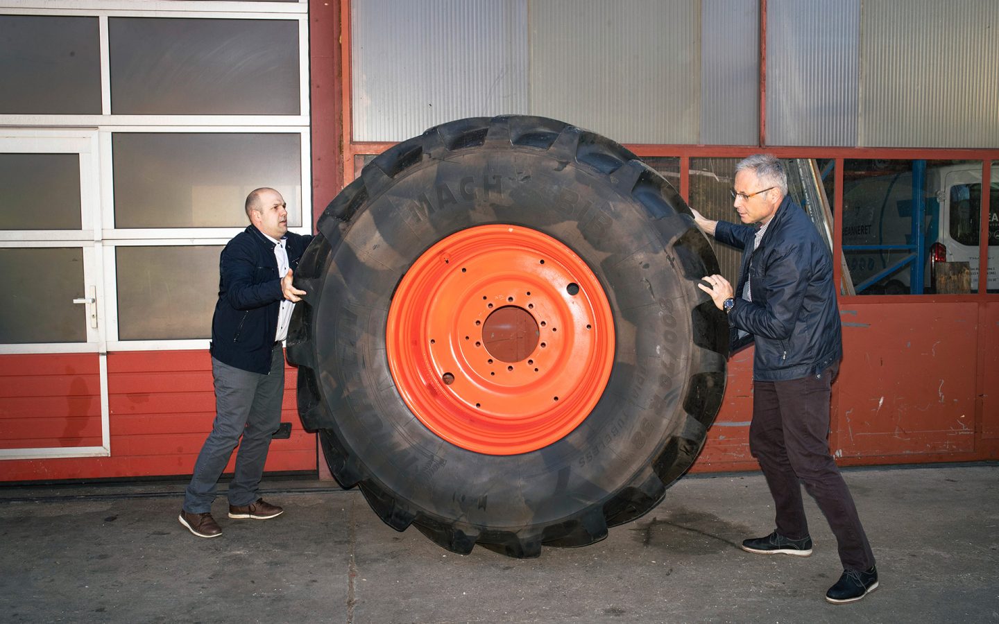 Mickaël Morganti (links) hat die Firma Jeanneret Hydro Mécanique von seinem ehemaligen Chef Yvan Jeanneret übernommen.