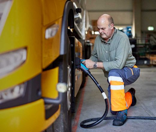 Camion elettrico in fase di ricarica