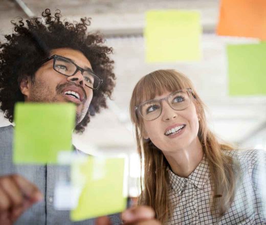 Analyse von Marktvolumen, Konkurrenz und Zielgruppen mit Postits