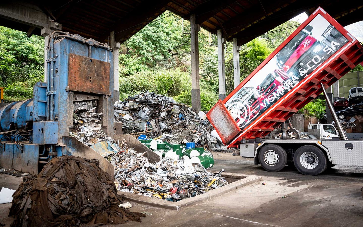 Camion scarica materiali riciclabili