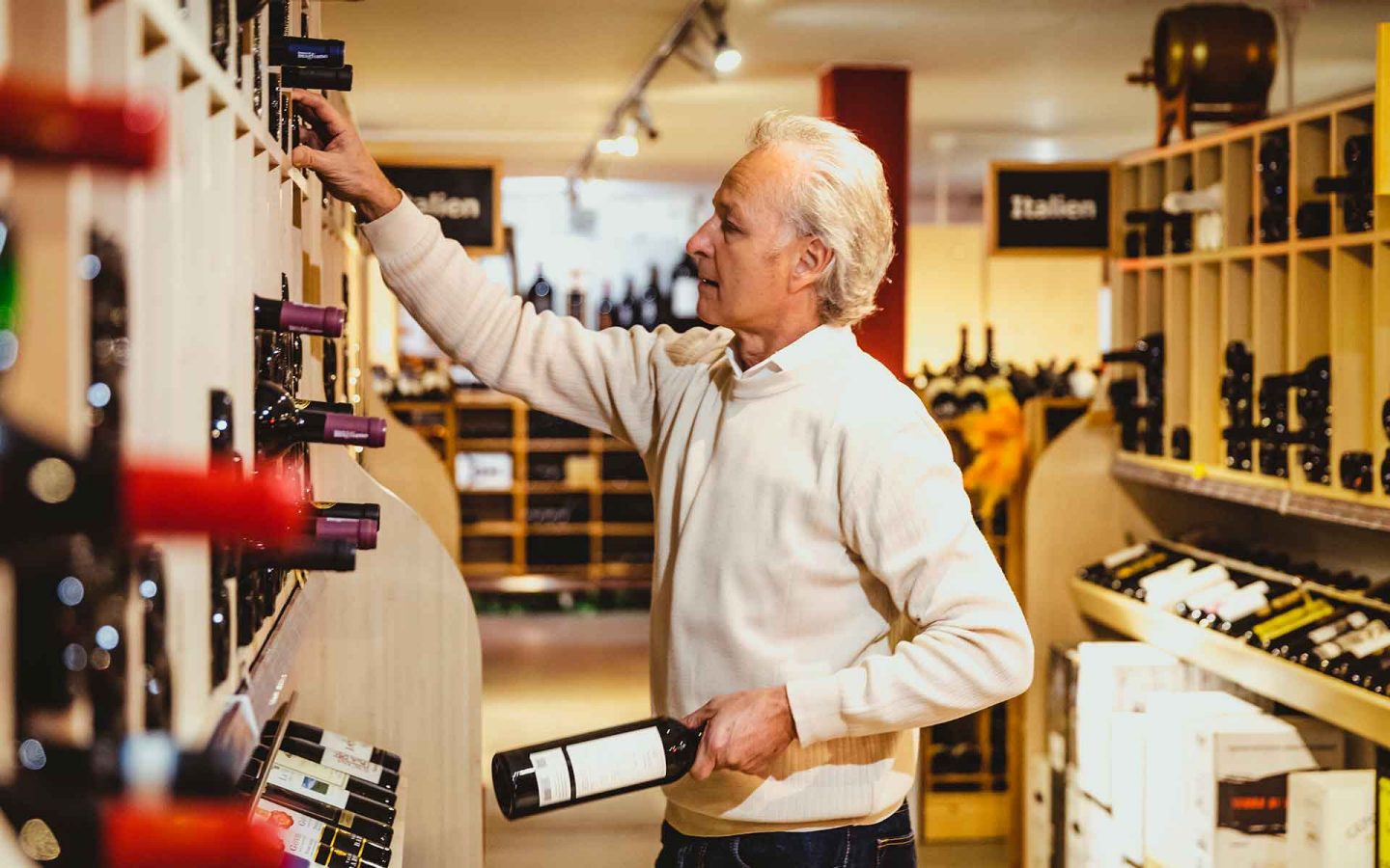 Roland Kaufmann en train de ranger les différentes bouteilles de vin.