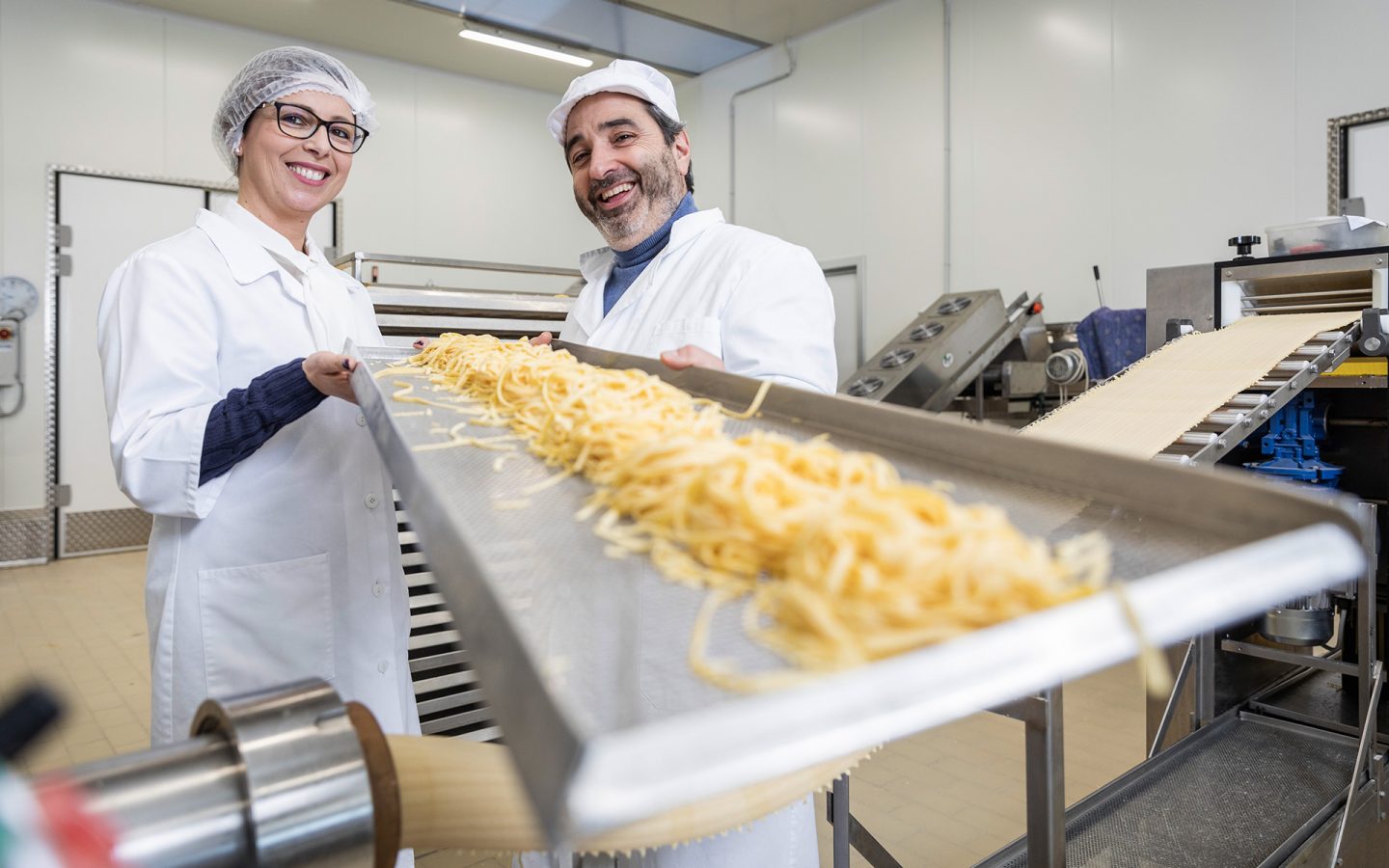 Claudia et Davide Mitolo, devant leur nouvelle installation de production de pâtes