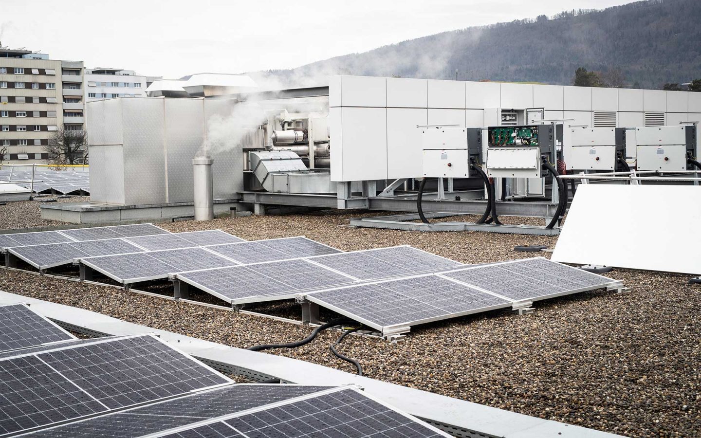 Solarzellen auf dem Dach von Faivre Energie SA