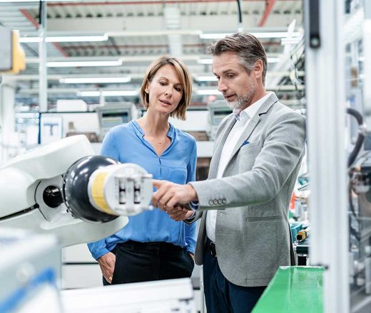 Des collaborateurs examinent un robot.