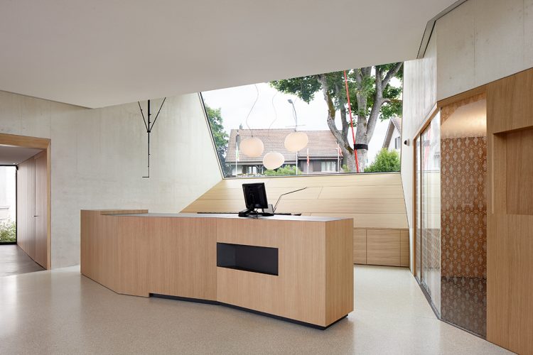 Vue du repère rouge attaché à l'arbre de manière improvisée © Photo: Ralph Feiner