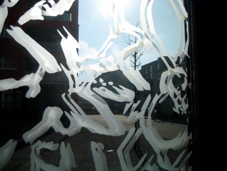 Détail double vitrage avec sujets identiques © Photo: Katharina Henking