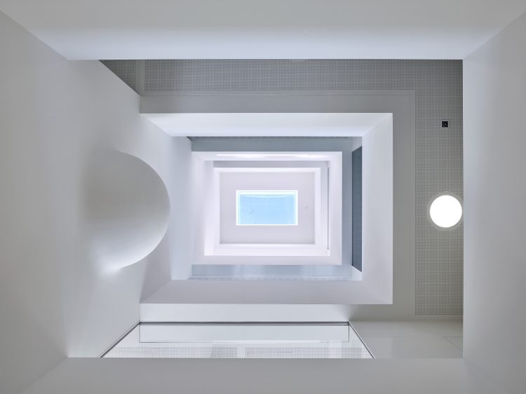 Maude Schneider, „Hémisphère“, vue de l‘atrium, ©Photo: Th. Jantscher