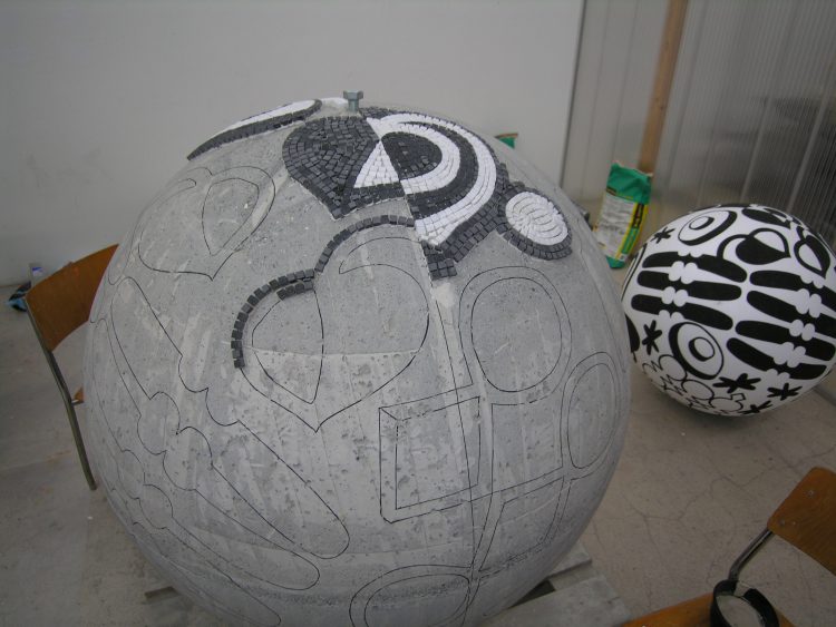 Transfert des motifs sur la boule de béton; Modèle en arrière-plan © Photo: Vreni Spieser