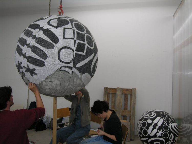 Ajouter les pierres mosaïques à la main © Photo: Vreni Spieser