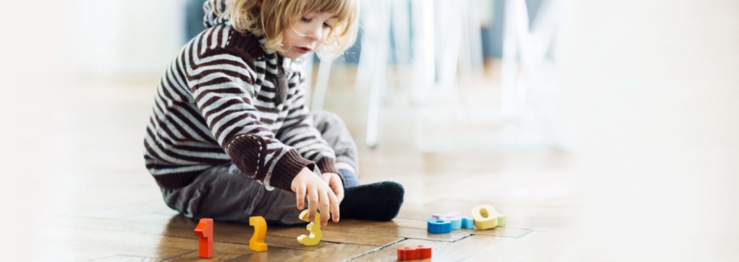 Kind beim Spielen mit Zahlen