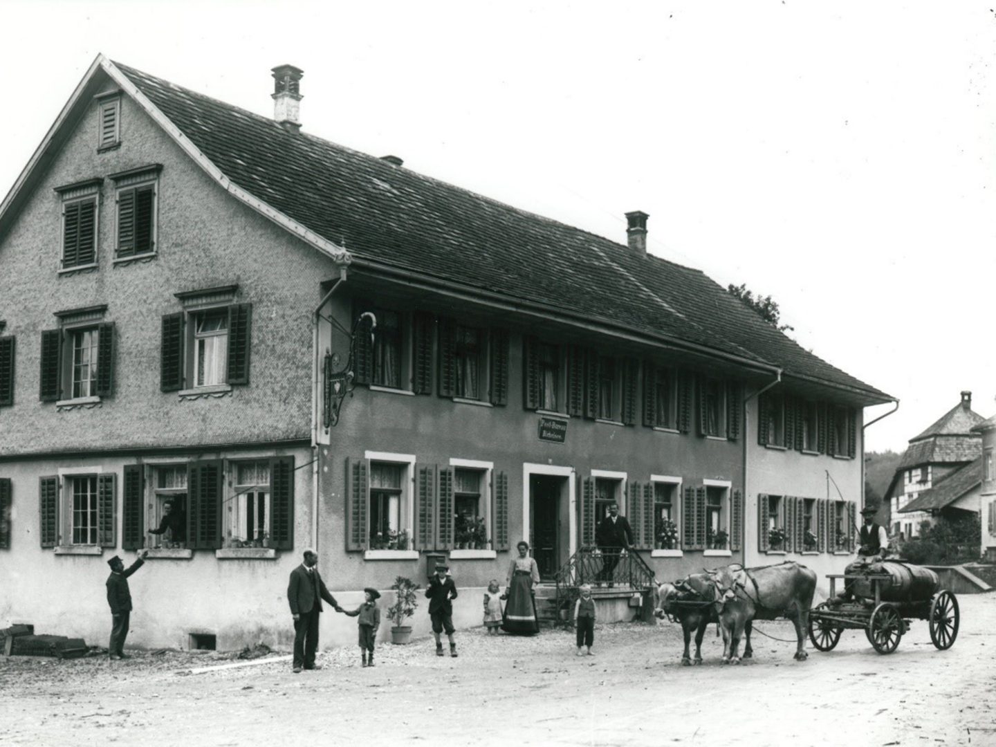 Le restaurant zur Post à Bichelsee vers 1910: c'est dans ce bâtiment que la première Banque Raiffeisen a ouvert son guichet avec la Poste (Photo: archives de la Banque Raiffeisen am Bichelsee)