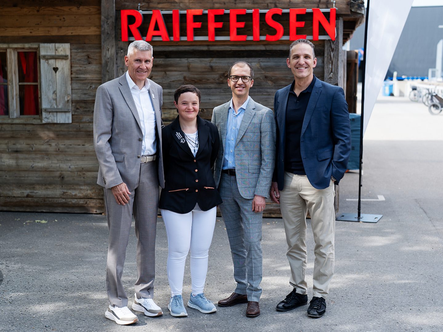 (v. r. n. l.) Bruno Barth (Geschäftsführer Special Olympics Switzerland und Präsident «Switzerland 2029»), Lea Perren (Special-Olympics-Athletin im Reiten), Simon Ammann, Stiftungsratspräsident Special Olympics Switzerland und Gabriel Brenna, Vorsitzender der Geschäftsleitung Raiffeisen Schweiz