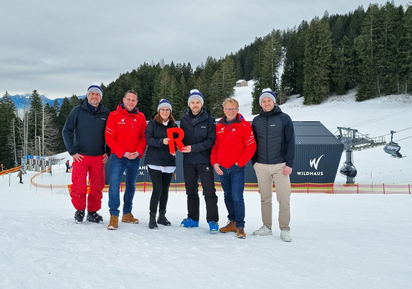 von links: Christof Tinner (Mitglied der Bankleitung; Raiffeisenbank Werdenberg), Marc-Andrea Barandun (Leiter Marketing; Bergbahnen Wildhaus AG), Petra Fux (Leiterin Marketing; Raiffeisenbank Obertoggenburg), Cédric Büsser (Leiter Marketing; Raiffeisenbank Werdenberg), Urs Gantenbein (Geschäftsführer Bergbahnen Wildhaus AG), Nicolas Stäger (Geschäftsstellenleiter Alt St. Johann Raiffeisenbank Obertoggenburg)