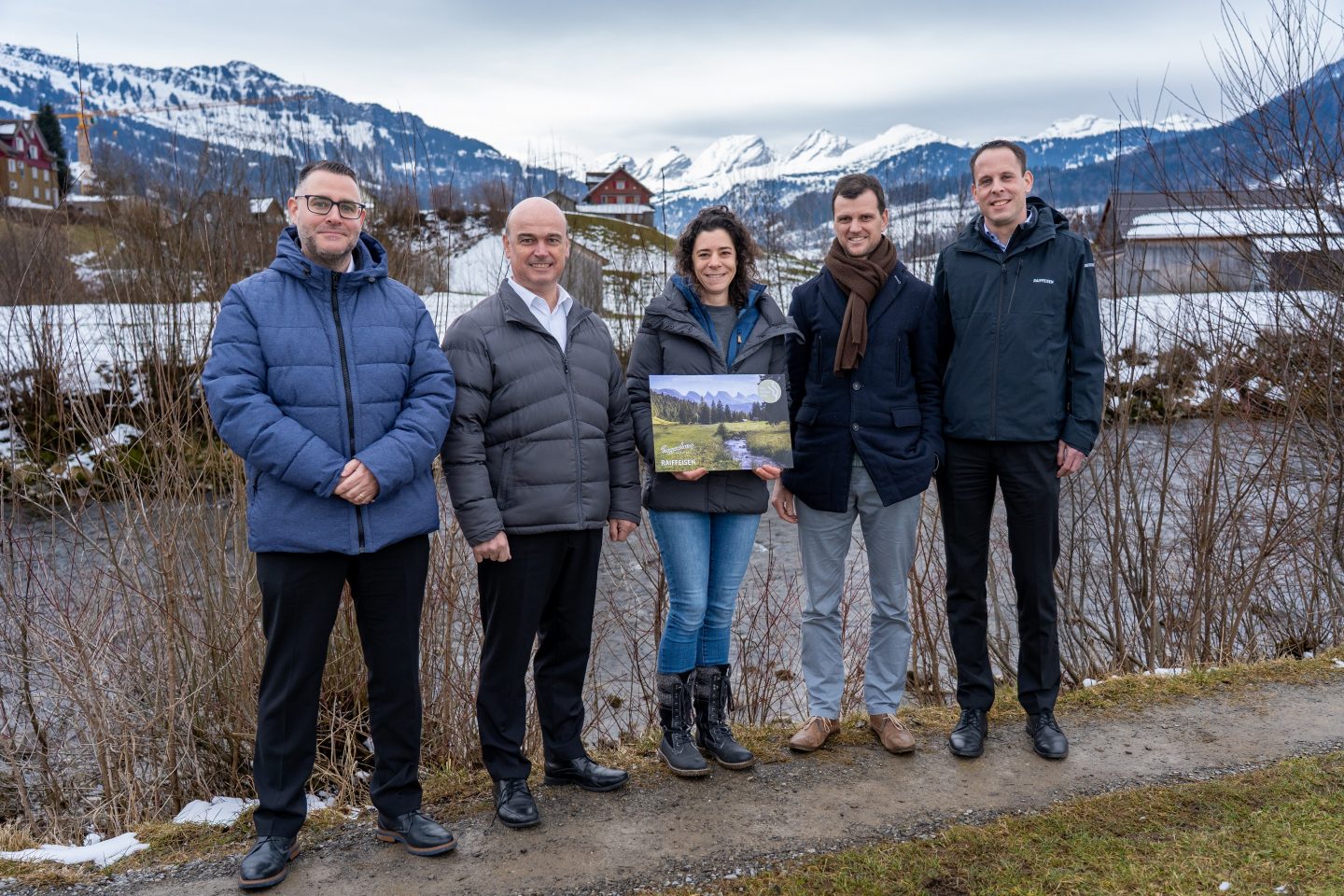 v.l.: Urs Wohlgensinger (Raiffeisen), Urban Koller (Raiffeisen), Carmen Carretero (Toggenburg Tourismus), Christian Gressbach (Toggenburg Tourismus) und Thomas Bleiker (Raiffeisen)